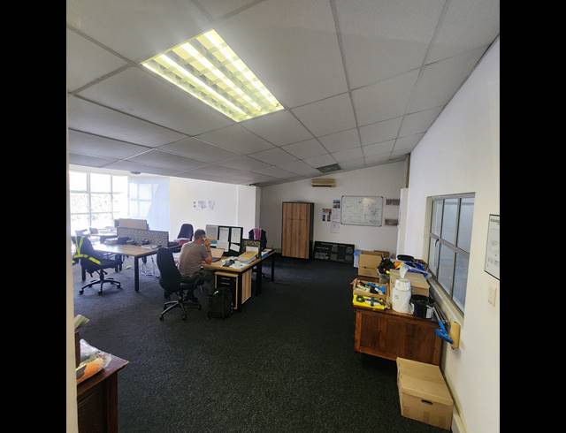 906M² WAREHOUSE TO LET IN GLEN ANIL